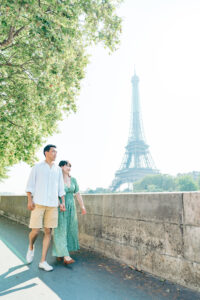 パリ セーヌ川を散歩するカップルの前撮り写真 自然な笑顔