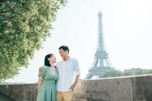 パリ セーヌ川を散歩するカップルの前撮り写真 自然な笑顔