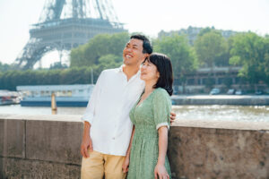 パリ セーヌ川を散歩するカップルの前撮り写真 自然な笑顔