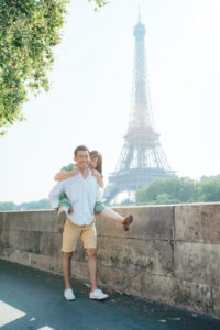 パリ セーヌ川を散歩するカップルの前撮り写真 自然な笑顔