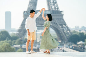 パリ トロカデロ広場を散歩するカップルの前撮り写真 ダンス