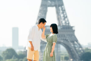 パリ トロカデロ広場を散歩するカップルの前撮り写真 自然な笑顔