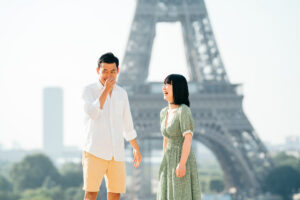 パリ トロカデロ広場を散歩するカップルの前撮り写真 自然な笑顔
