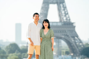 パリ トロカデロ広場を散歩するカップルの前撮り写真 自然な笑顔