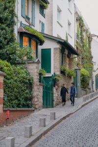 パリ モンマルトル 朝の光と石畳で手を繋ぐカップル