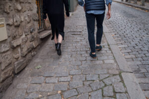 モンマルトル 朝 カップルフォト 街を歩くおふたり