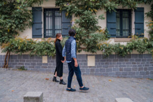 モンマルトル 朝 カップルフォト 街を歩くおふたり