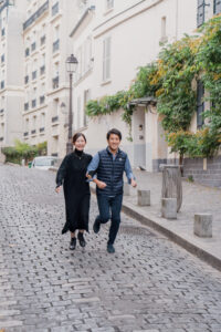 モンマルトル 朝 カップルフォト 街を歩くおふたり