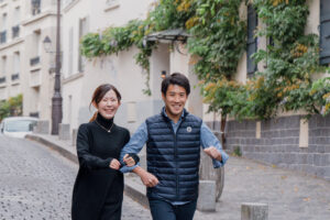 モンマルトル 朝 カップルフォト 街を歩くおふたり