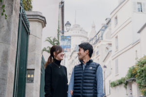 モンマルトル 朝 カップルフォト 街を歩くおふたり