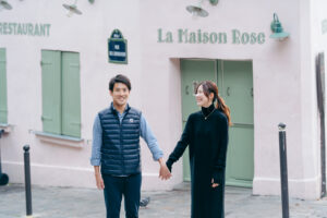 モンマルトル 朝 カップルフォト 街を歩くおふたり