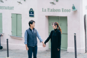 モンマルトル 朝 カップルフォト 街を歩くおふたり