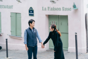 モンマルトル 朝 カップルフォト 街を歩くおふたり