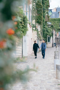 モンマルトル 朝 カップルフォト 街を歩くおふたり