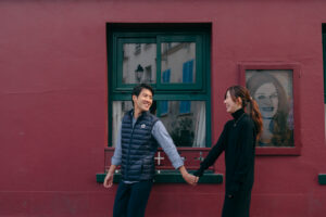 モンマルトル 朝 カップルフォト 街を歩くおふたり