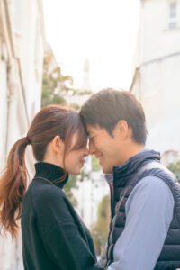 モンマルトル 朝 カップルフォト 街を歩くおふたり