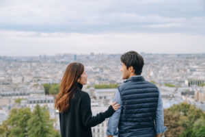 パリ モンマルトル 朝景色を背に立つふたりのポートレート