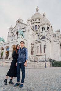 パリ モンマルトル 朝景色を背に立つふたりのポートレート