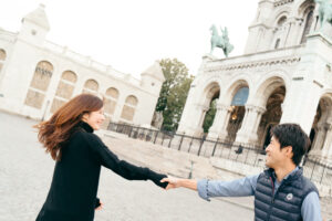 朝焼けのモンマルトル 風に揺れる服装と笑顔