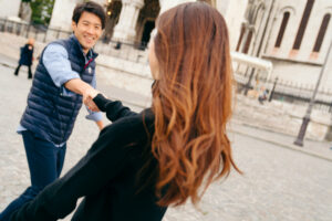 朝焼けのモンマルトル 風に揺れる服装と笑顔