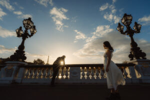 アレクサンドル三世橋で夕陽を浴びるカップルフォト