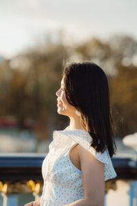 薄明かりのパリ 夕焼けに包まれたアレクサンドル三世橋の風景とカップル