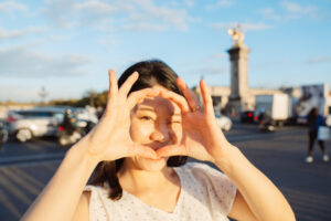 薄明かりのパリ 夕焼けに包まれたアレクサンドル三世橋の風景とカップル