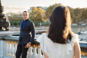 薄明かりのパリ 夕焼けに包まれたアレクサンドル三世橋の風景とカップル