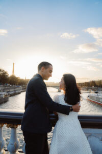 薄明かりのパリ 夕焼けに包まれたアレクサンドル三世橋の風景とカップル