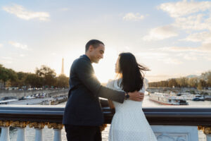 薄明かりのパリ 夕焼けに包まれたアレクサンドル三世橋の風景とカップル