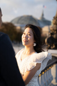 薄明かりのパリ 夕焼けに包まれたアレクサンドル三世橋の風景とカップル