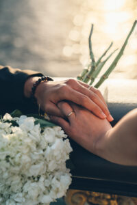 夕焼けのパリ アレクサンドル三世橋を渡るカップルのロマンチックな瞬間