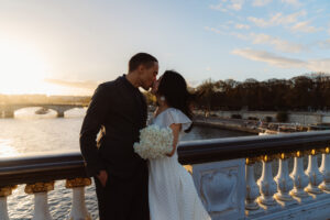 夕焼けのパリ アレクサンドル三世橋を渡るカップルのロマンチックな瞬間