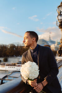 夕焼けのパリ アレクサンドル三世橋を渡るカップルのロマンチックな瞬間