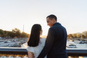 夕焼けのパリ アレクサンドル三世橋を渡るカップルのロマンチックな瞬間