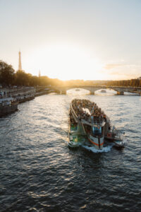 夕焼けのパリ アレクサンドル三世橋とセーヌ川 バトームッシュ