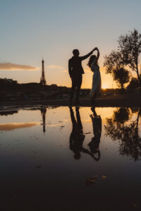 エッフェル塔と夕暮れの光を受けるふたりのシルエット