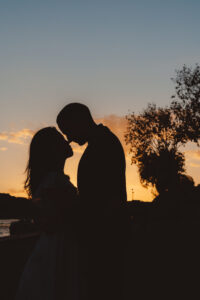 パリのカップルポートレート 夕暮れの光を受けるふたりのシルエット