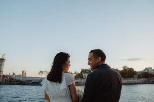 パリ 出張撮影 夕暮れ時のセーヌ川沿いで笑顔のカップル
