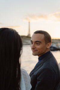 パリ 出張撮影 夕暮れ時のセーヌ川沿いで笑顔のカップル