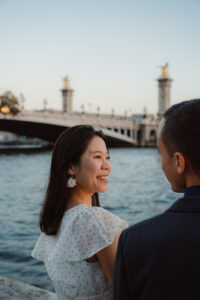 パリ 出張撮影 夕暮れ時のセーヌ川沿いで笑顔のカップル