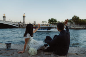 パリ 出張撮影 夕暮れ時のセーヌ川沿いで笑顔のカップル