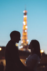 エッフェル塔のシャンパンフラッシュ カップルのシルエット