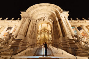 Twilight in Paris 光と影が織り成すプティ・パレ前のポートレート