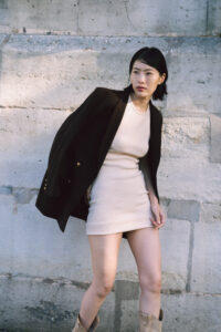 パリ秋のサンシュルピスでポートレート写真を残す女性