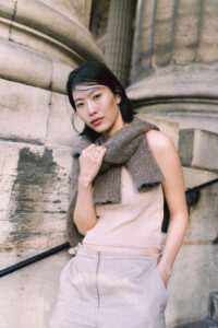 パリ秋のサンシュルピスでポートレート写真を残す女性