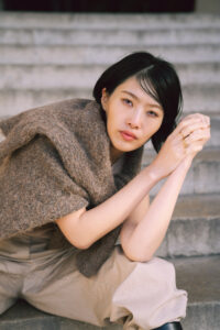 パリ秋のサンシュルピスでポートレート写真を残す女性