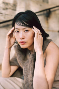 パリ秋のサンシュルピスでポートレート写真を残す女性