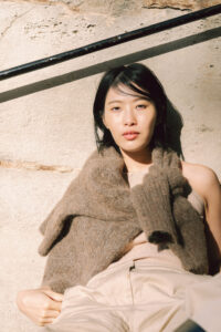 パリ秋のサンシュルピスでポートレート写真を残す女性