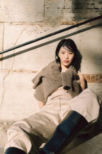 パリ秋のサンシュルピスでポートレート写真を残す女性